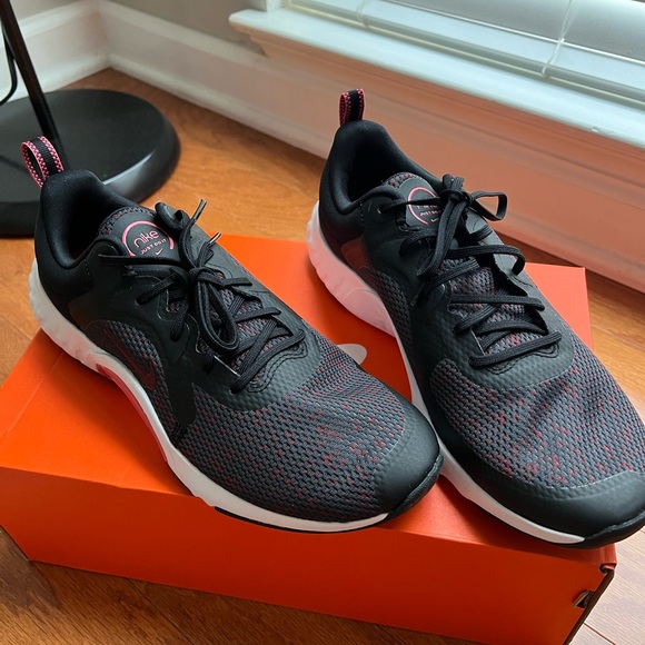 Nike Shoes - Womens Nike tennis shoes 👟 size 8